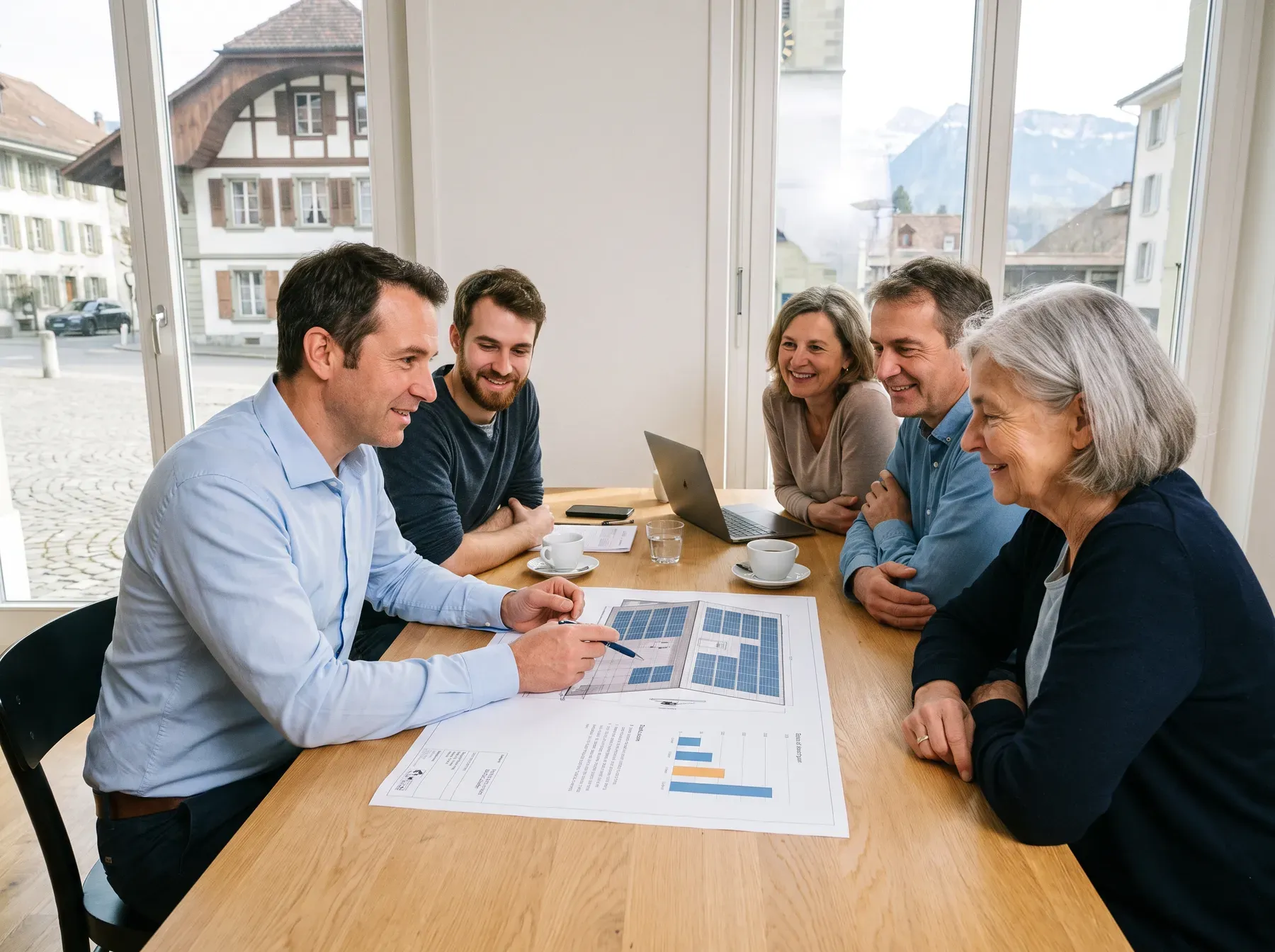 Stockwerkeigentümerinnen und -eigentümer besprechen an einem Holztisch einen Dachplan mit Solarmodulen